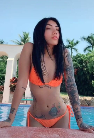 Sexy Nicole Amado con Bikini Naranja Neón en la piscina