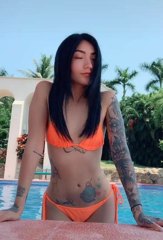 4. Sexy Nicole Amado Con Bikini Naranja Neón En La Piscina