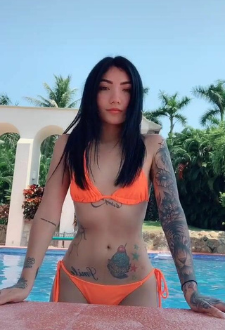 5. Sexy Nicole Amado Con Bikini Naranja Neón En La Piscina