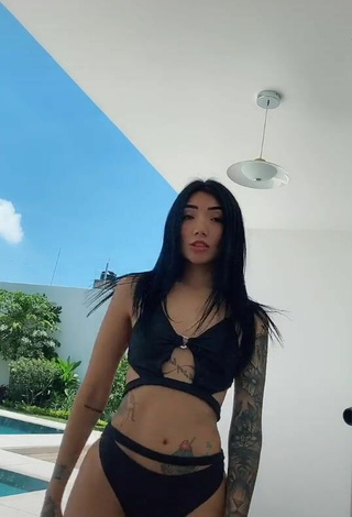 4. Hermosa Nicole Amado Con Bikini Negro En La Piscina