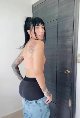 Sexy Nicole Amado Enseña el culo