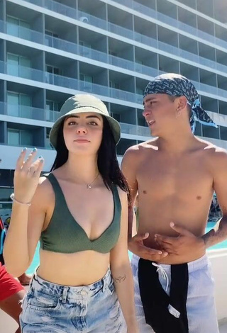 Hermosa Amaranta Venegas enseña escote con Sujetador de Bikini en la piscina