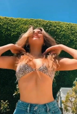 5. Más Caliente Amelie Zilber Enseña Escote Con Sujetador De Bikini