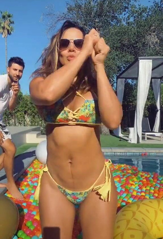 4. Sexy Andrea Espada Con Bikini