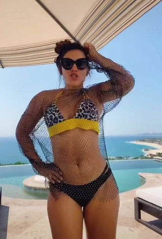 4. Hermosa Andrea Espada Con Sujetador De Bikini En La Piscina