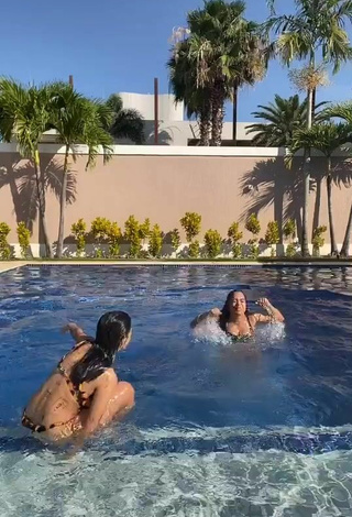 5. Caliente Larissa De Macedo Machado Enseña Escote Con Bikini De Cuadros En La Piscina