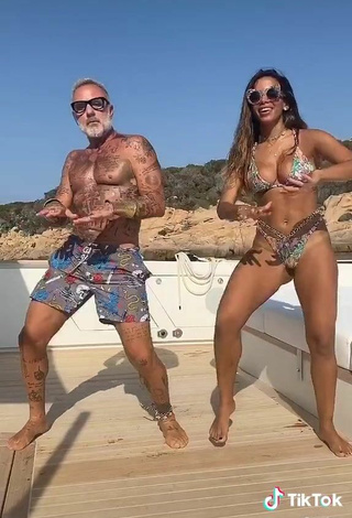 5. Atractiva Larissa De Macedo Machado Enseña Escote Con Seductores Bikini En Un Barco