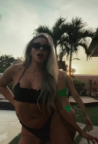 2. Sexy Larissa De Macedo Machado Con Bikini Verde Negro