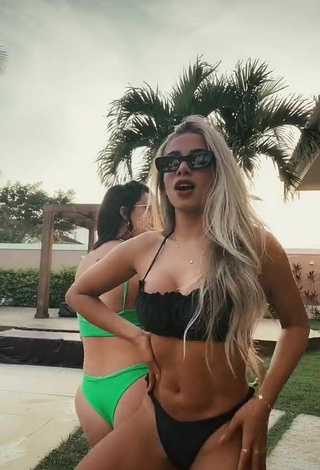 3. Sexy Larissa De Macedo Machado Con Bikini Verde Negro