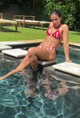 3. Bonita Larissa De Macedo Machado Enseña El Culo En La Piscina