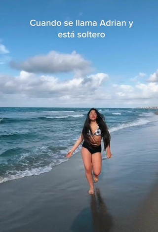 Caliente Annie Vega con Sujetador de Bikini en la playa