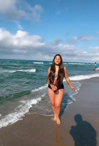 Sexy Annie Vega con Sujetador de Bikini en la playa