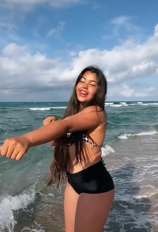 2. Hermosa Annie Vega Con Sujetador De Bikini En La Playa