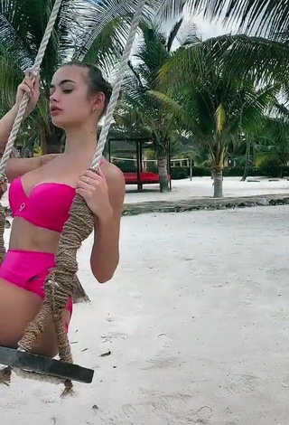 Hermosa Anya Ischuk con Bikini Rosado Margarita en la playa