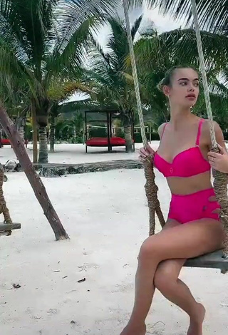 2. Hermosa Anya Ischuk Con Bikini Rosado Margarita En La Playa