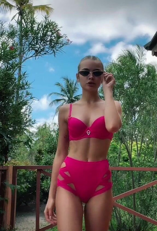 Más caliente Anya Ischuk enseña escote con Bikini Rosado Margarita