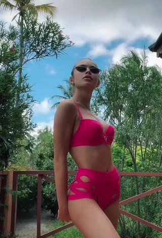 3. Más Caliente Anya Ischuk Enseña Escote Con Bikini Rosado Margarita