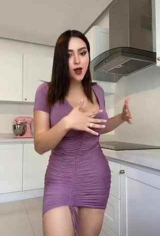 3. Caliente Abril Abdamari Garza Alonso Enseña Escote Con Vestido Morado Y Tetas Saltarinas