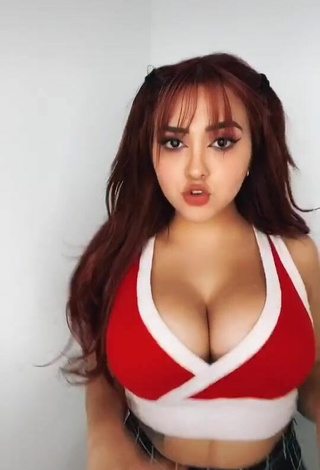 Abril Abdamari Garza Alonso enseña escote con Atractivos Top Corto y Tetas Saltarinas