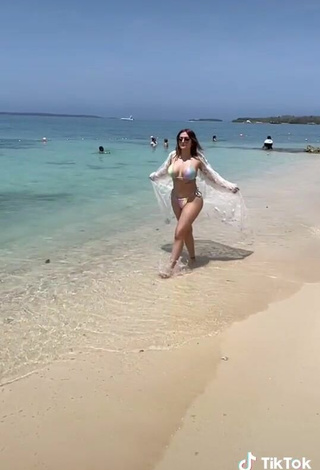 4. Caliente Abril Abdamari Garza Alonso Enseña Escote Con Bikini En La Playa