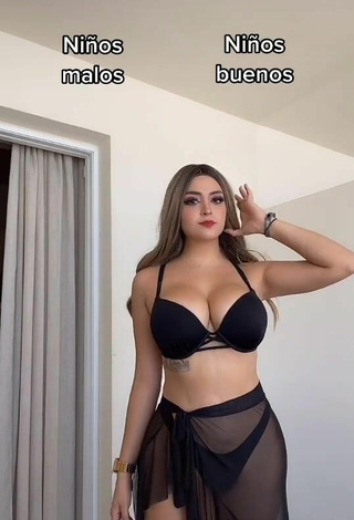 Atractiva Abril Abdamari Garza Alonso enseña escote con Seductores Bikini Negro y Senos Saltarines