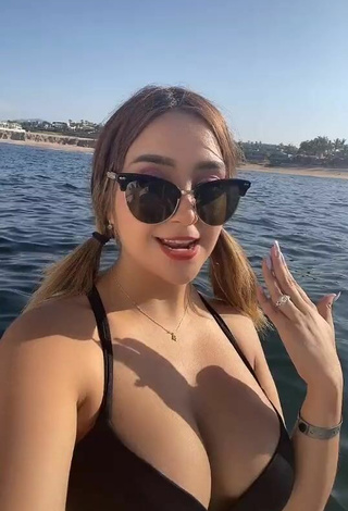 4. Sexy Abril Abdamari Garza Alonso Enseña Escote Con Sujetador De Bikini En Un Barco