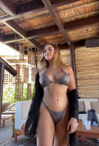 4. Hermosa Abril Abdamari Garza Alonso Enseña Escote Con Bikini