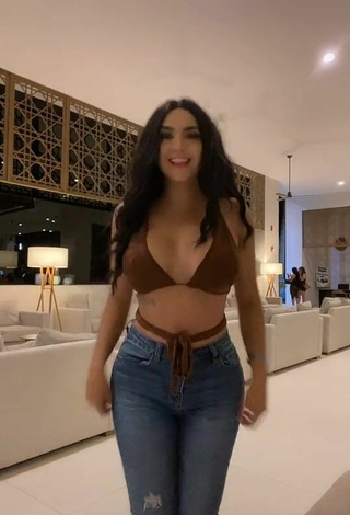 Abril Abdamari Garza Alonso Parece Caliente con Top Corto Marrón