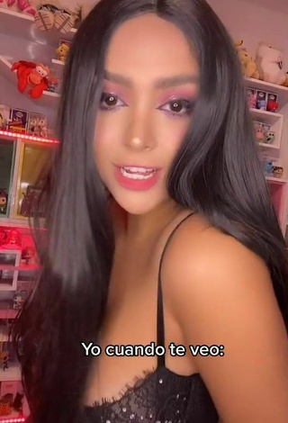 Abril Abdamari Garza Alonso Muestra Escote Irresistible  y Tetas Saltarinas