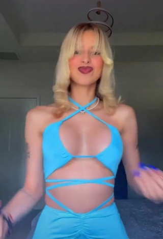 Sexy Ariana Renee con Vestido Azul