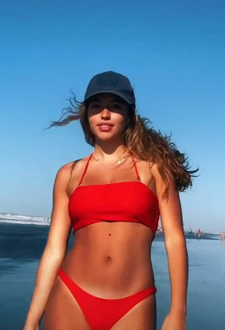 Sexy Arianna Somovilla con Bikini Rojo en la playa