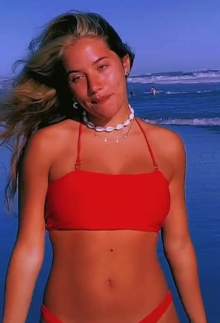 2. Guapísima Arianna Somovilla Con Atractivos Bikini Rojo En La Playa