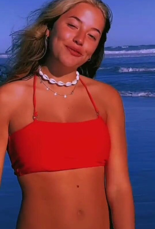 4. Guapísima Arianna Somovilla Con Atractivos Bikini Rojo En La Playa