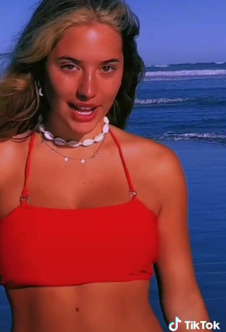 5. Guapísima Arianna Somovilla Con Atractivos Bikini Rojo En La Playa