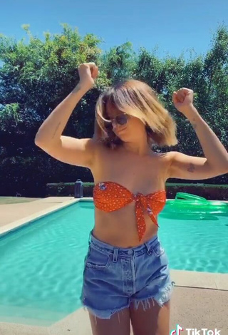 5. Sexy Ashley Tisdale Con Sujetador De Bikini En La Piscina