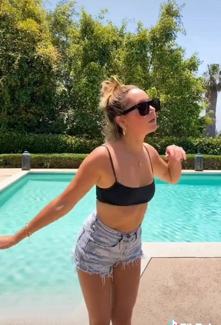 3. Caliente Ashley Tisdale Con Sujetador De Bikini En La Piscina