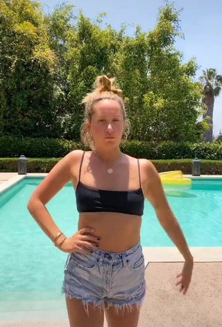 Bonita Ashley Tisdale con Sujetador de Bikini en la piscina