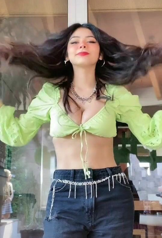 Adorable Aylin Criss enseña escote con Top Corto Verde Lima