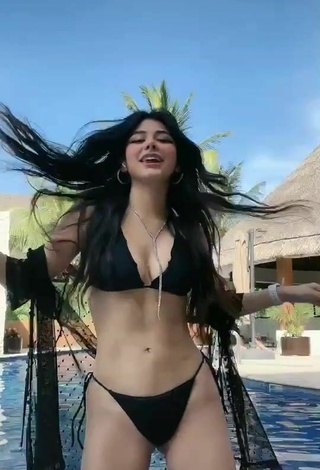 Atractiva Aylin Criss enseña escote con Provocativos Bikini Negro en la piscina