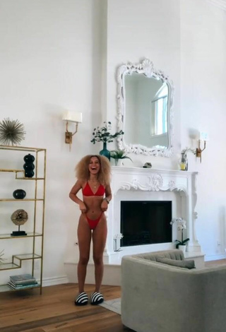 Devyn Winkler con Encantadores Bikini Rojo