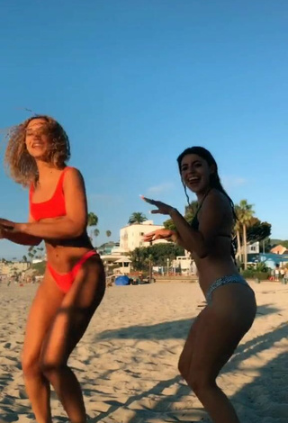 3. Erótica Devyn Winkler Con Bikini En La Playa