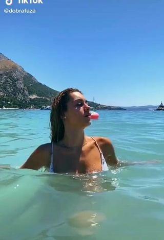 Guapísima Ewa Zawada con Atractivos Bikini en el mar