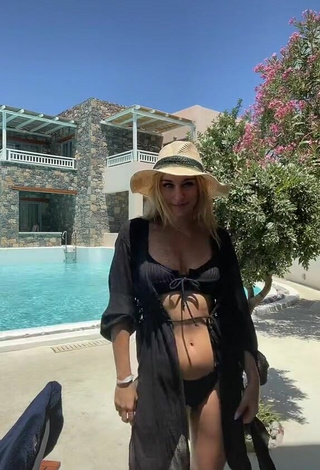 3. Preciosa Ewa Zawada Enseña Escote Con Bikini Negro En La Piscina