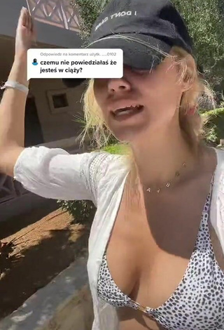 5. Atractiva Ewa Zawada Enseña Escote Con Provocativos Bikini