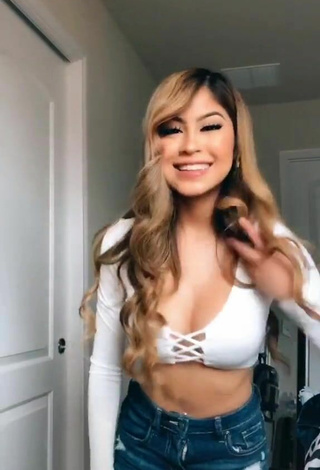 Desiree Montoya enseña escote con Provocativos Top Corto Blanco