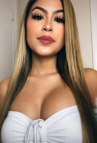 Preciosa Desiree Montoya enseña escote con Top Corto Blanco