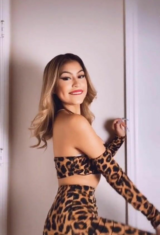 2. Hermosa Desiree Montoya Enseña Escote Con Top Corto Leopardo