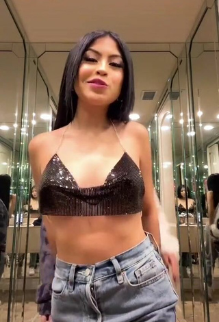 Desiree Montoya Parece Sexy con Top Corto Negro