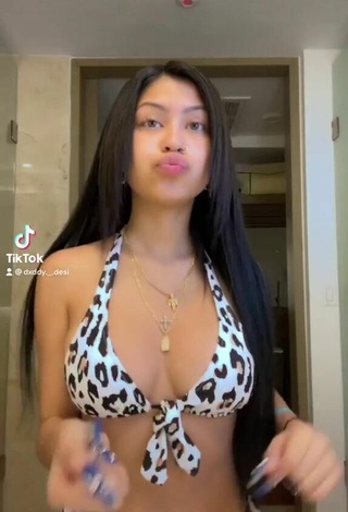 Hermosa Desiree Montoya enseña escote con Bikini Leopardo