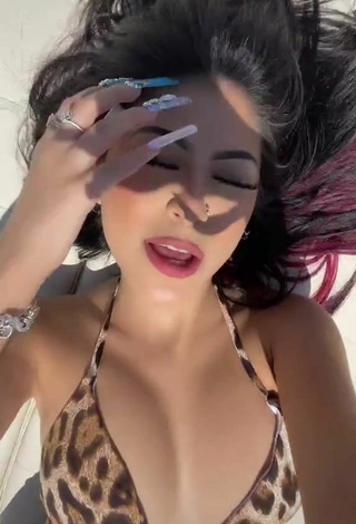 Bonita Desiree Montoya enseña escote con Bikini Leopardo en un barco